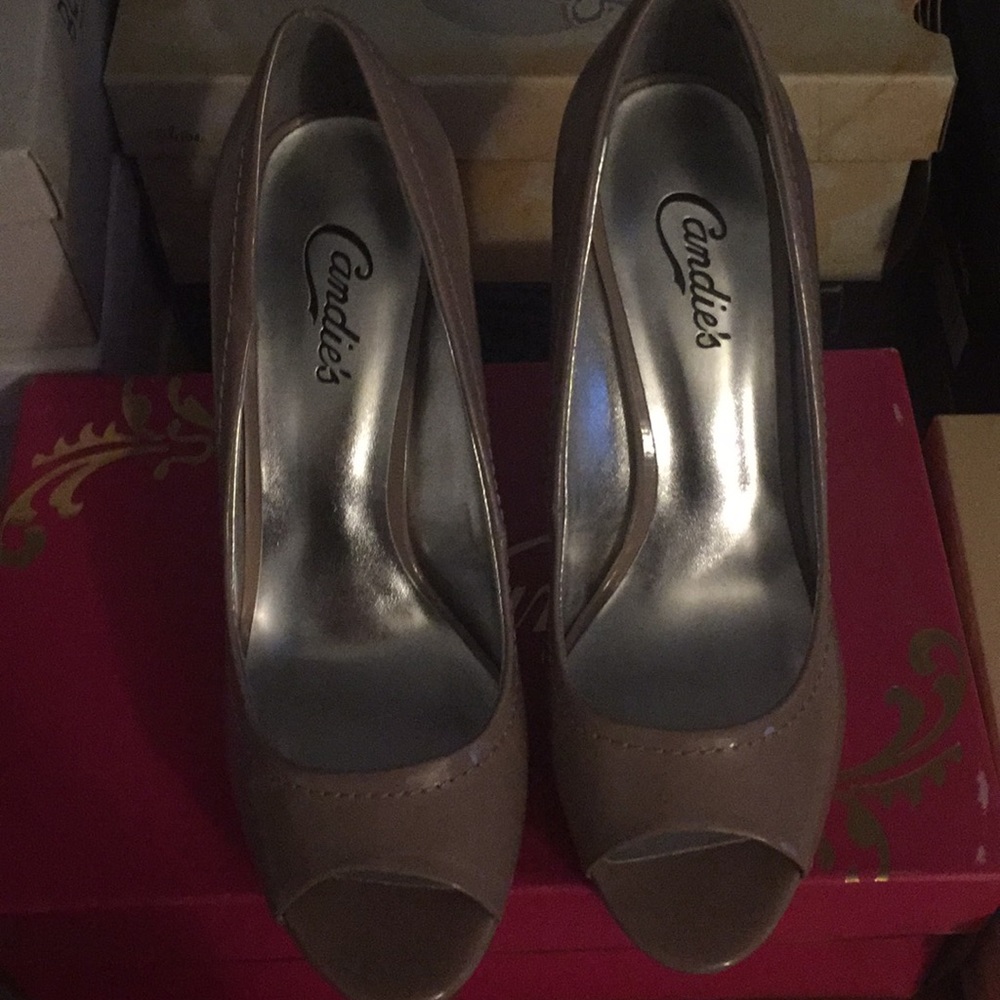 Nude peep toe pumps